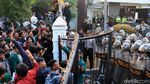 Pagar Jebol Hingga Lemparan Batu Warnai Demo di Bandung