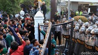 Aksi unjuk rasa ribuan mahasiswa di depan Gedung DPRD Jabar, Jalan Diponegoro, Kota Bandung, Senin (23/9/2019), berlangsung ricuh. Mahasiswa menjebol pagar hingga melempar batu ke arah barikade polisi.