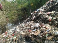 Gunung sampah di Cilebut Bogor cemari Sungai Ciliwung