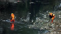 Banyaknya sampah di Kali Ciliwung menandakan masih kurangnya kesadaran masyarakat untuk membuang sampah pada tempatnya.