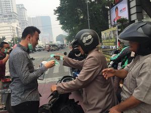 Warga Bagi-bagi Masker di Lapangan Merdeka Medan