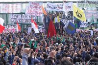 Potret Massa Aksi Demo Di Depan Gedung DPR