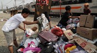 Beberapa warga lainnya belum mendapat tenda pengungsian.