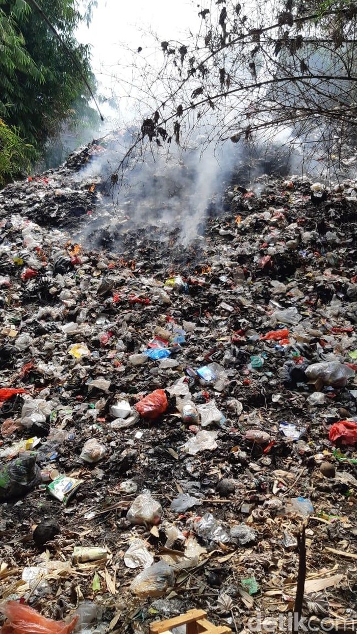 Miris Ada Gunung Sampah  16 Meter di Tepi Sungai Ciliwung 