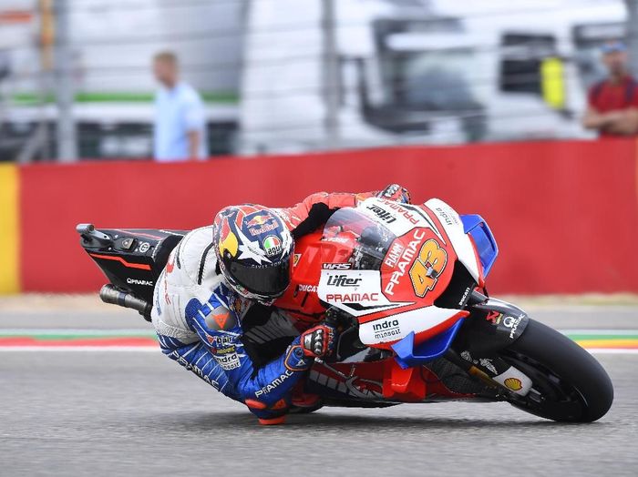 Jack Miller harus menggunakan teropong untuk melihat Marc Marquez di lap pertama (AP Photo/Jose Breton)