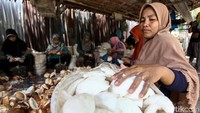  Untuk meningkatkan geliat usaha warga yang masuk dalam kategori usaha mikro, usaha kecil, dan koperasi, Bank BRI hadir lewat Kredit Usaha Mikro (KUR) yang memberikan bantuan kepada warga berupa modal kerja dengan tujuan untuk meningkatkan dan mengembangkan UMKM milik warga tersebut. Hal itu diharapkan mampu membuka lapangan pekerjaan baru dan menanggulangi kemiskinan.