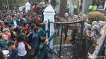 Pagar Jebol Hingga Lemparan Batu Warnai Demo di Bandung
