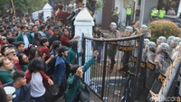 Aksi dorong-dorong dorongan antara mahasiswa dan polisi tak terhindarkan. Pagar utama berhasil dijebol massa yang jumlahnya lebih banyak ketimbang polisi. Aksi lemparan botol hingga batu juga terjadi.