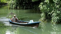 Selain itu, penggunaan perahu juga dinilai lebih efektif karena tak harus menggunakan truk besar.