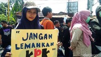 Massa membawa spanduk dengan tulisan RKUHP Mengancam Privasi dan Demokrasi dan Jangan Lemahkan KPK. Foto diambil sekitar pukul 13.00 WIB.