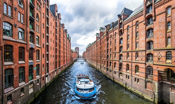 Kota Hamburg juga punya kanal dengan nama The Canals of Hamburg. Bedanya, kanal ini tidak dilengkapi dengan gondola tapi perahu motor. (iStock) Kota Hamburg juga punya kanal dengan nama The Canals of Hamburg. Bedanya, kanal ini tidak dilengkapi dengan gondola tapi perahu motor. (iStock)