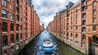 Kota Hamburg juga punya kanal dengan nama The Canals of Hamburg. Bedanya, kanal ini tidak dilengkapi dengan gondola tapi perahu motor.  (iStock)