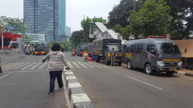 Water Cannon juga disiagakan di depan Gedung KPK.