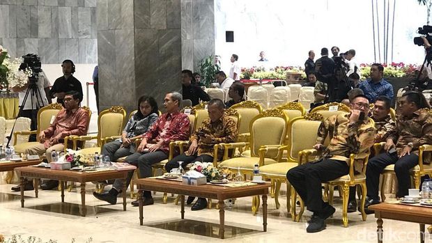 Alexander berbincang dengan Wakil Ketua Komisi III Erma Suryani Ranik