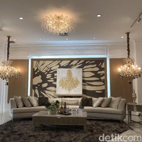 Jika kamu memiliki ruang keluarga yang cukup luas maka sofa coklat yang memanjang ini bisa kamu jadikan rekomendasi. Desain sofa yang simple dipadukan dengan lampu gantung kuning akan menimbulkan kesan mewah. Kamu juga dapat menambahkan karpet senada dan lukisan pada bagian tengah ruangan tersebut. Foto: Vina Oktiani/Wolipop