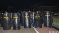 Personel polisi juga terus menjaga jalannya demo.