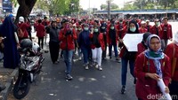 Massa membawa serta poster dan spanduk saat mengikuti aksi Gejayan Memanggil.