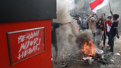 Demo di KPK, Massa Bakar Ban dan Robohkan Kawat Duri