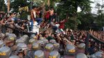 Pagar Jebol Hingga Lemparan Batu Warnai Demo di Bandung
