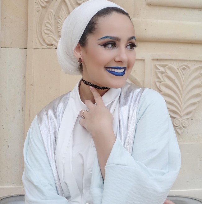 Meski sudah tidak lagi memakai hijab yang menutupi seluruh rambutnya, Ascia mengaku tidak suka dikatakan seksi oleh semua orang. Menurutnya kata seksi sama saja merendahkan martabat dirinya. Foto: Instagram @ascia