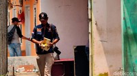 Rumah yang digerebek itu berada di sisi komplek Alamanda Regency Blok N, Jl Nirwana, Karang Satria, Bekasi, Jawa Barat.