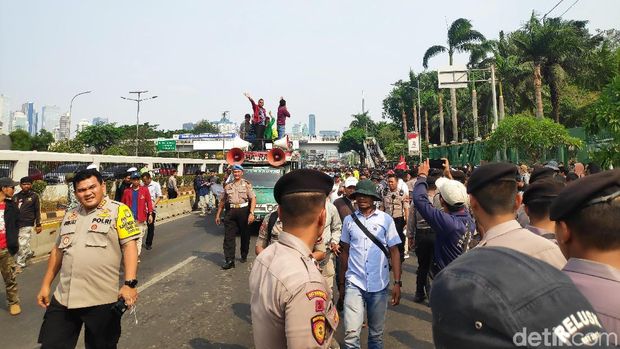 Ada 2 Kubu Pendemo Gelar Aksi di DPR, Lalin Gatsu Dialihkan