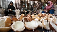 Kelapa-kelapa yang berhasil dikumpulkan tersebut diolah menjadi berbagai bentuk, mulai dari santan hingga arang.