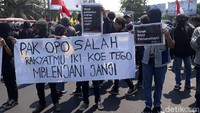 Di Solo juga ada spanduk yang ditujukan untuk Presiden Jokowi sebagai Pemerintah. Pak opo salah rakyatmu iki koe tego Mblenjani Janji. Foto: Bayu Ardi Isnanto