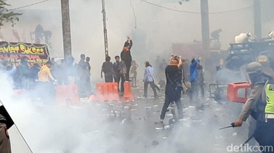 Polisi Tembakkan Gas Air Mata di Demo Mahasiswa Palembang