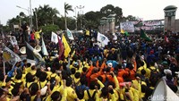 Hingga sore hari, tuntutan mereka tak kunjung dipenuhi.