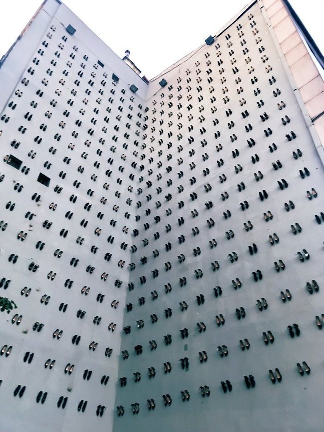 Sepatu juga menjadi simbol duka bagi Vihat. Pada beberapa daerah di Turki, ada budaya untuk menaruh sepatu orang yang telah meninggal dunia di luar rumah. Foto: Bored Panda/Yankose