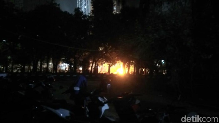 Mahasiswa Lempar Batu ke Halaman Belakang Gedung DPR