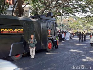 Ratusan Personel Diterjunkan Amankan Demo di DPRD Kota Malang