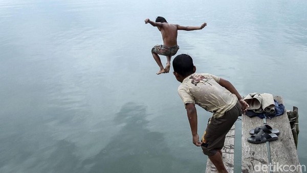 Potret Asyiknya Anak-anak Berenang di Teluk Sinabang
