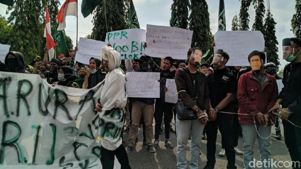 Tulisan-tulisan lucu dalam demo mahasiswa di DPRD Ponorogo/