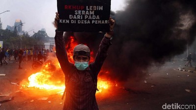 Mahasiswa Bakar Pembatas Jalan dari Plastik di Depan Gedung DPR