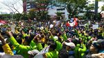 Mahasiswa Bawa Pocong dan Keranda Demo di DPRD Jateng