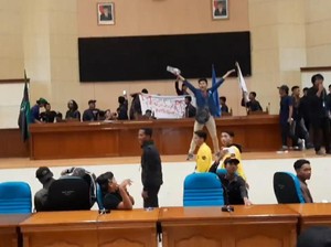 Demonstran Jebol Pintu dan Duduki Gedung DPRD Tasikmalaya