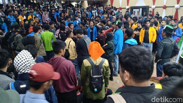 Demo Perppu KPK, Mahasiswa #Pareparemelawan Duduki Gedung DPRD