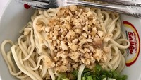 Mie Tasik dengan pangsit kuah ini cocok buat yang suka rasa minimal. Daging ayam rebusnya dicincang halus dilengkapi sawi. Sluurp!  Foto : Instagram @hendrasudjianto