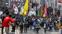 Hingga pukul 11.45 WIB, para mahasiswa masih memenuhi jalan. Mereka bersiap melakukan long march.