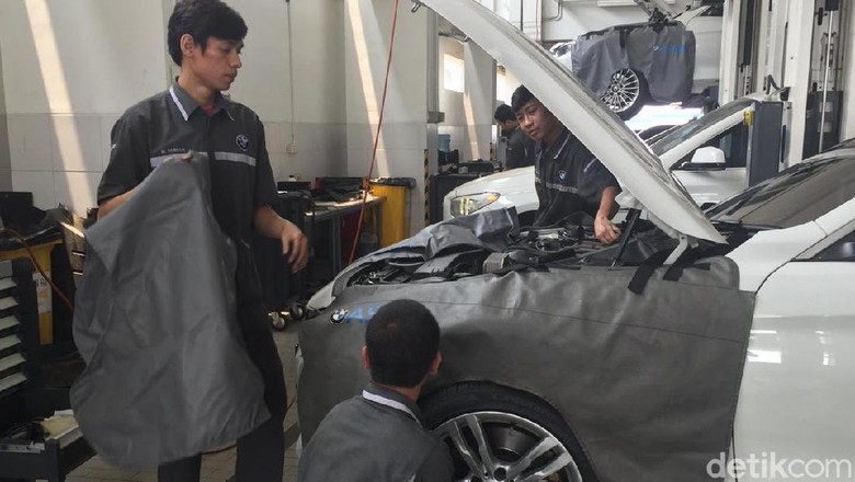 Mekanik tengah menyervis mobil BMW di bengkel BMW Astra Pluit Foto: Dadan Kuswaraharja Mekanik tengah menyervis mobil BMW di bengkel BMW Astra Pluit Foto: Dadan Kuswaraharja