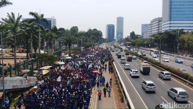 Mahasiswa yang Demo di DPR Makin Ramai, Lalin Gatsu Arah Slipi Tertutup