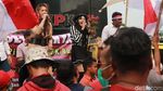 Massa Pendukung Pimpinan Baru Goyang Dangdut di KPK