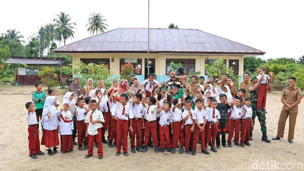 Para murid SD, pengajar dan TNI AD