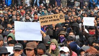 Para mahasiswa ini meminta agar semua orang mematikan tv dan ikut turun ke Jalan bila tuntutannya itu tak direspon.