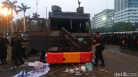 Kaca mobil water cannon milik polisi yang ada di gedung DPR dirusak. Kaca bagian depan tampak pecah (Mochammad Zhacky/detikcom)