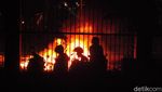 Mahasiswa Bertahan di Belakang Gedung DPR dan Bakar Sejumlah Barang