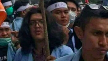 Kabut asap yang tak kunjung usai menghalangi ketampanan mas-mas ini. Foto: via Twitter @yeahmahasiswa