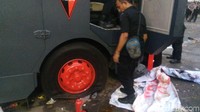 Ban depan sebelah kanan mobil pun dikempeskan (Foto: Mochammad Zhacky/detikcom)